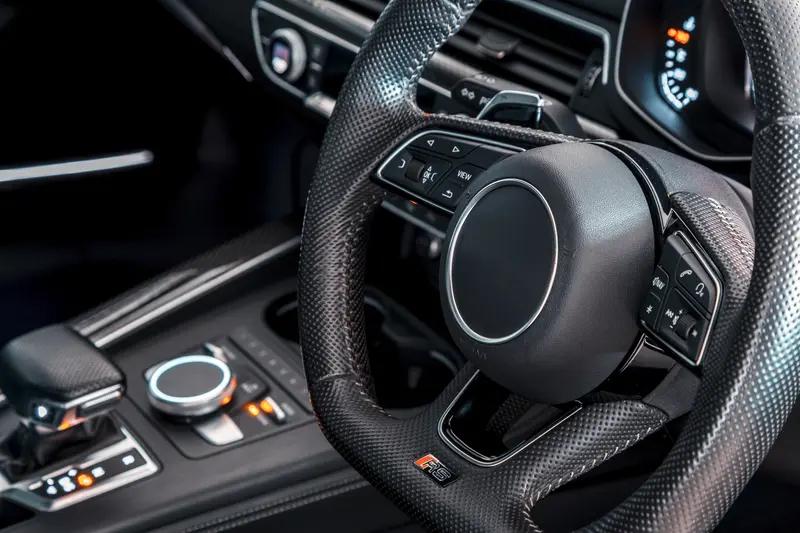 小米SU7方向盘开裂掉落塑料件？ 车主称停车时突然一小块塑料件掉在腿上，找了半天