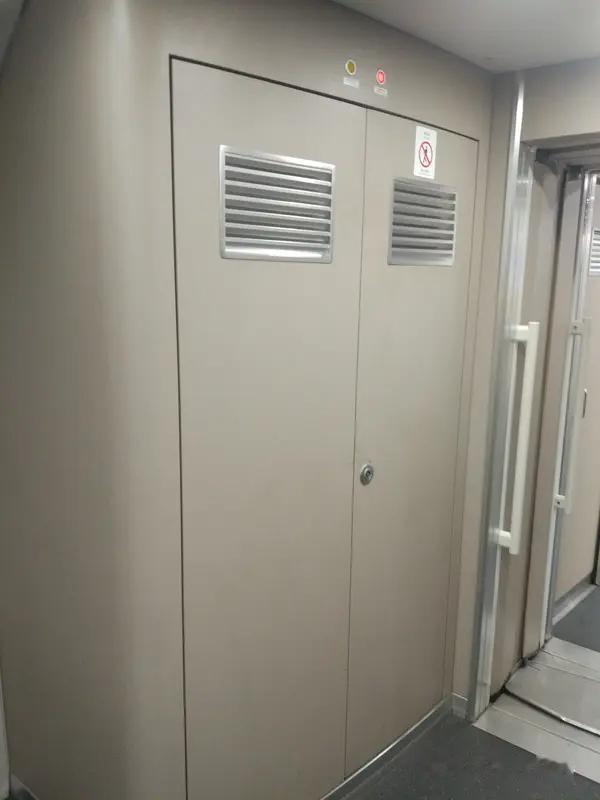 11月23日，人在厕中坐 ，祸从门锁来！高铁厕所门故障乘客被困，众人情急之下脚踹