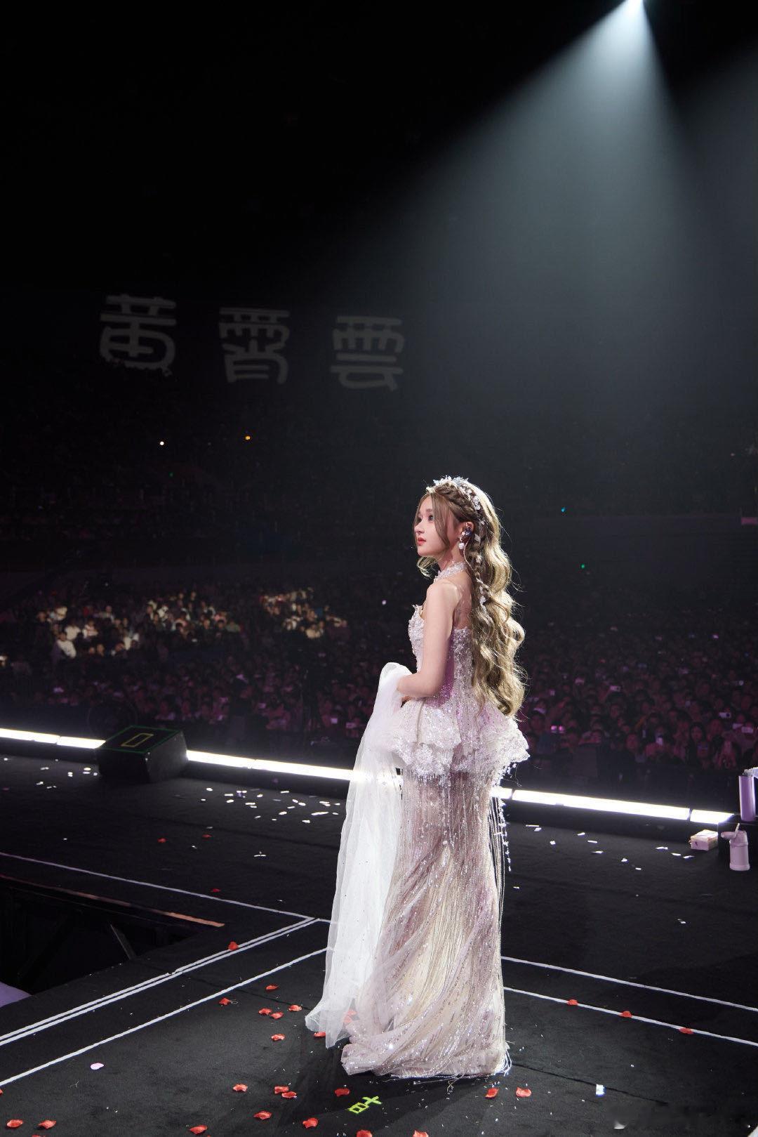 黄霄雲女团舞此女甚萌黄霄雲的表演真是如梦似幻，仿佛带我进入了一个童话世界。她的舞