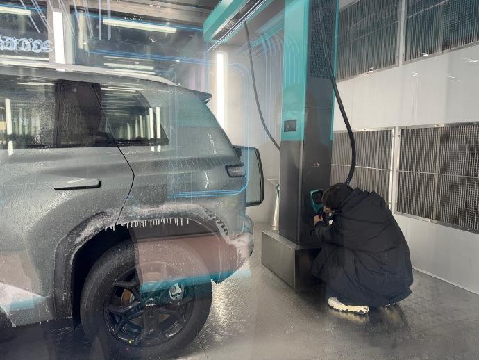 比亚迪闪充展台，两座零下30摄氏度的环境仓，里面是兆瓦闪充桩，大手笔[笑哭]