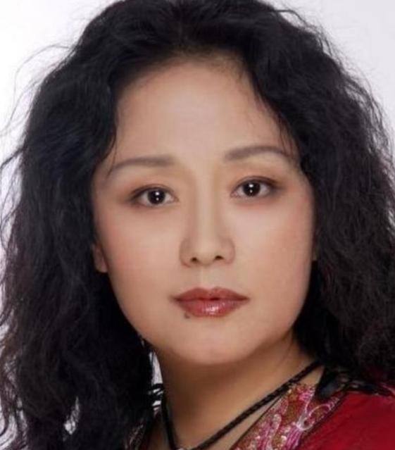 1979年，饰演潘金莲的廖学秋因为拍戏，和老公分别了六个月，她归心似箭，往家赶，