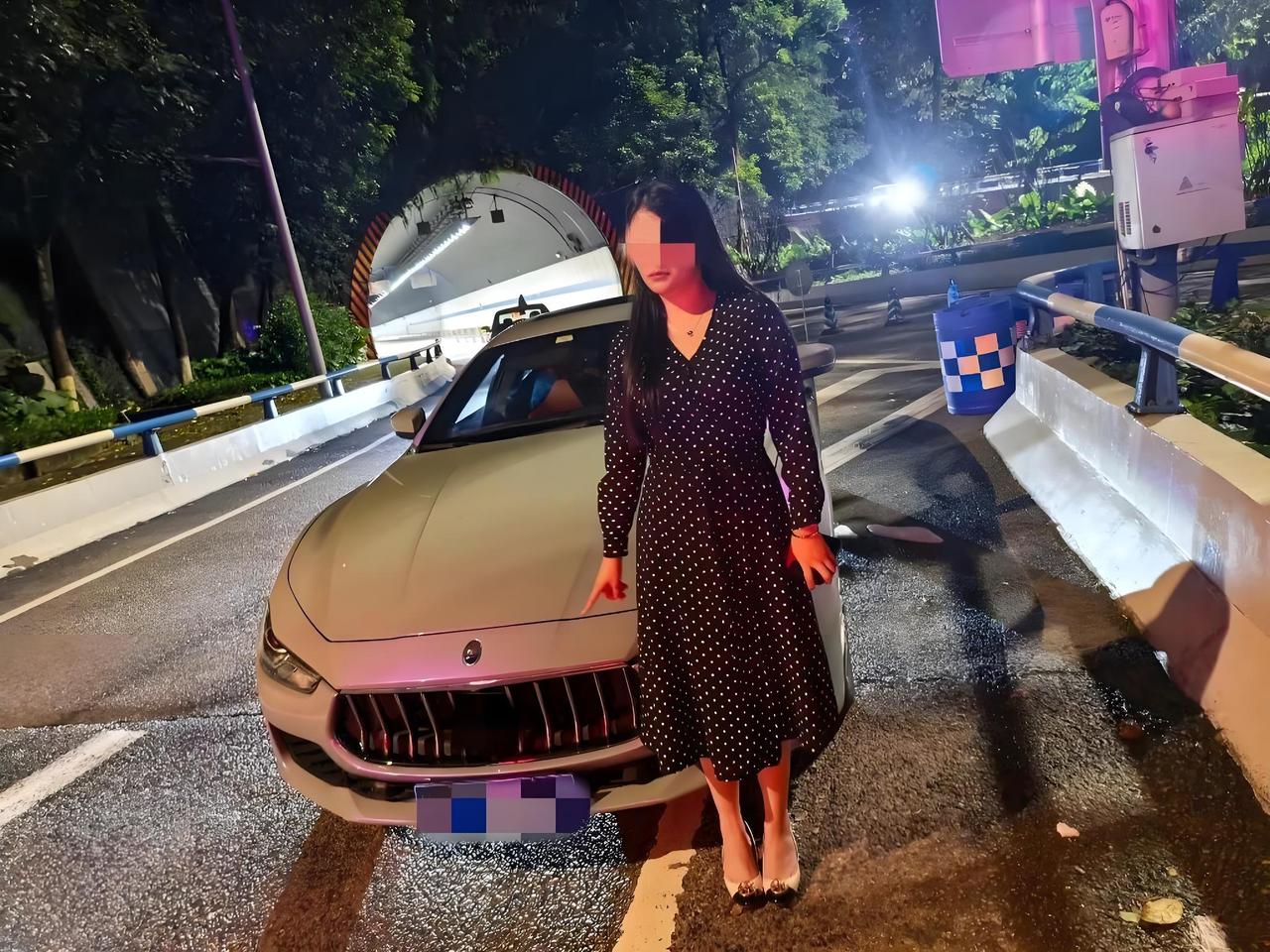 重庆这事实在让人火大又无奈。凌晨三点多，渝中区交警在查酒驾，一辆白色小车慢慢开过