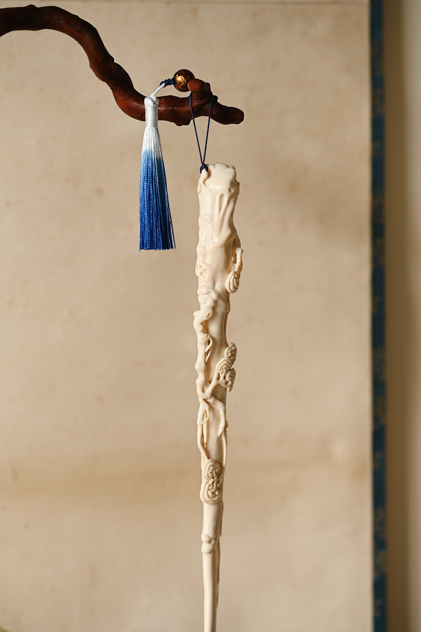 猛犸 | 一拂心自闲 拂尘摆件料质细腻润泽，柄身雕灵芝瑞草，层叠卷舒，肌理逼真，