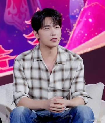 一瞬间分不清是肖奈还是杨洋 看到杨洋打游戏那专注模样，时光仿佛倒流，肖奈大神直接