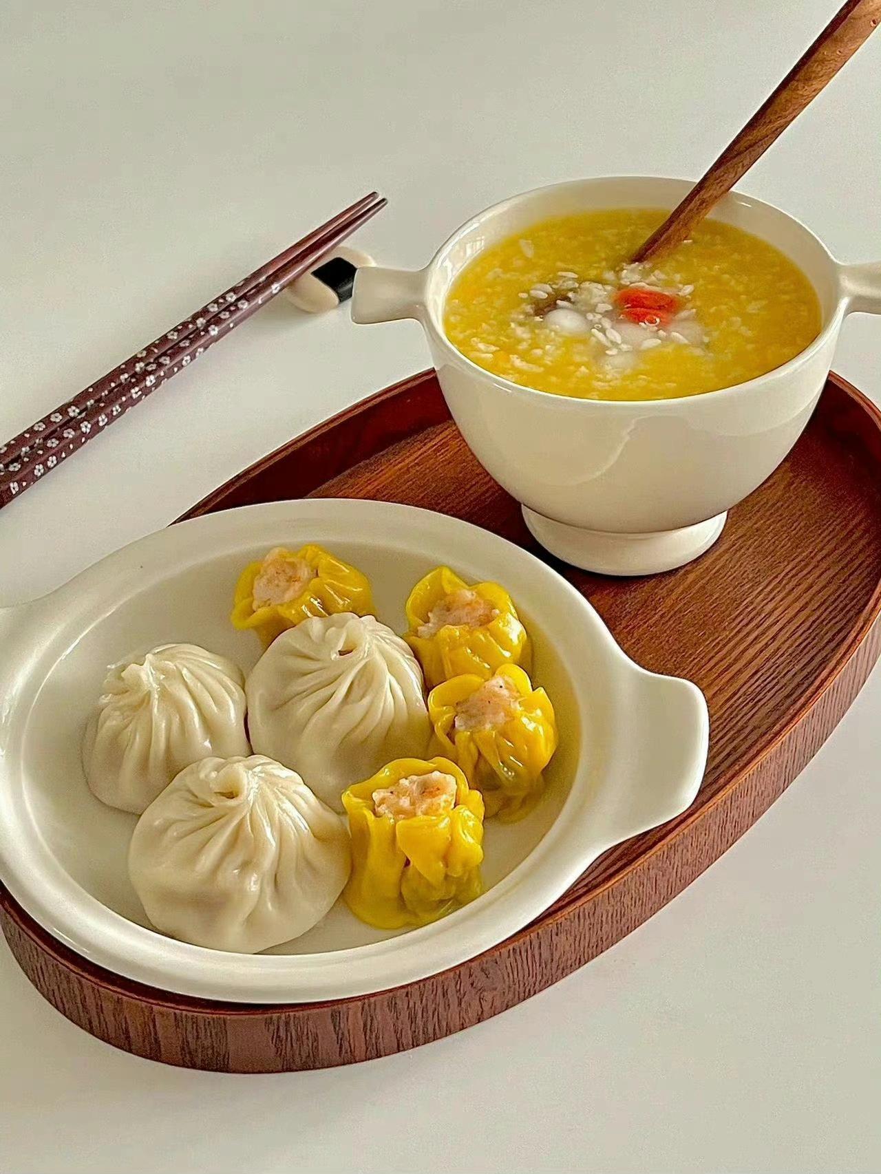 包子就粥，蛮好。包子配粥，绝配！不用问，问也是吃包子喝粥，就是没够。
吃各种包子