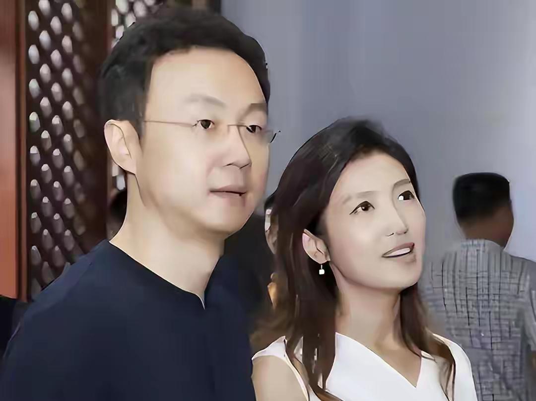 春妮和刚强，
两人结婚9年了，
两个人育有一子。
一个是北京台的著名主持人，
一
