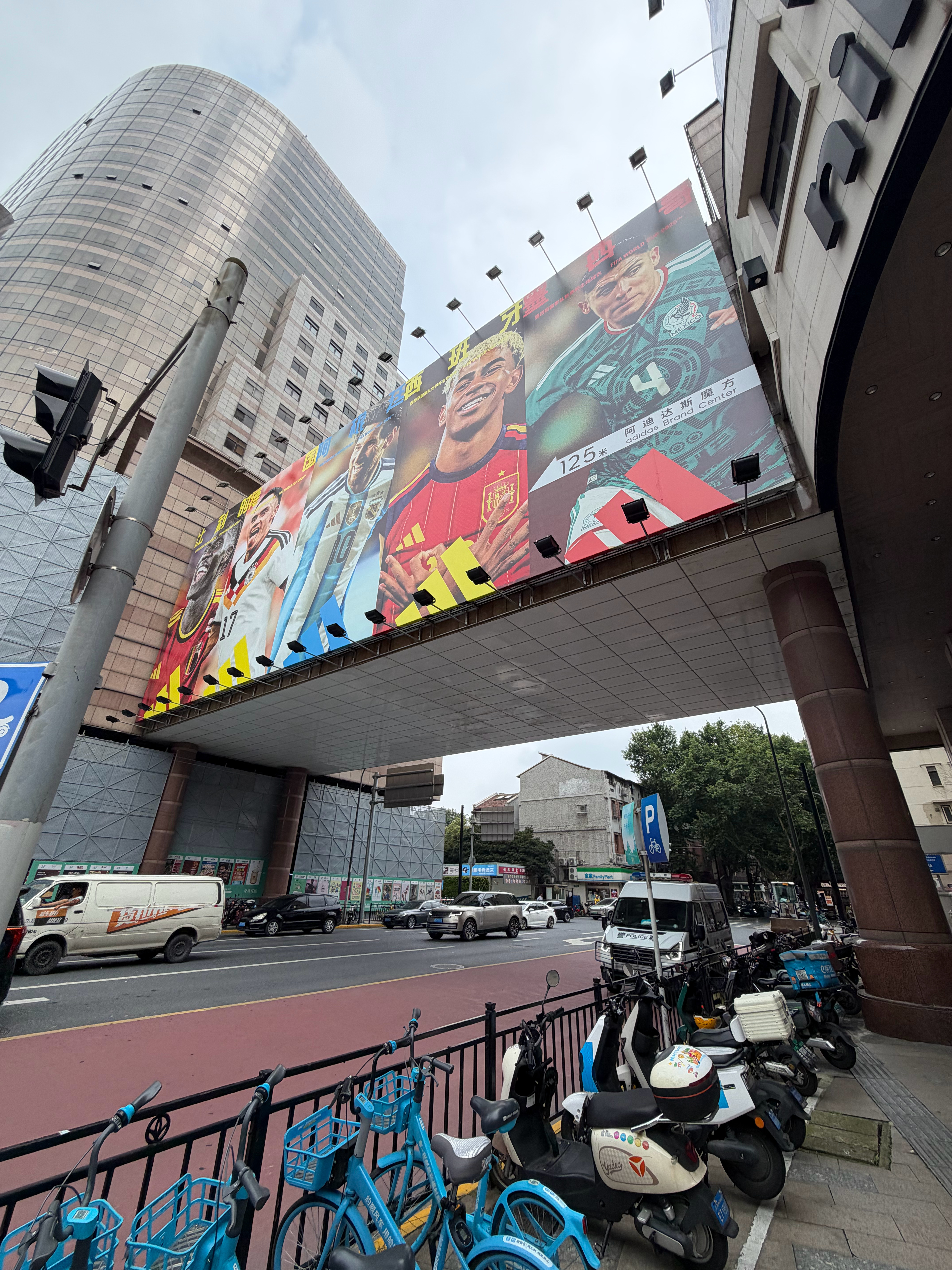 阿迪达斯 