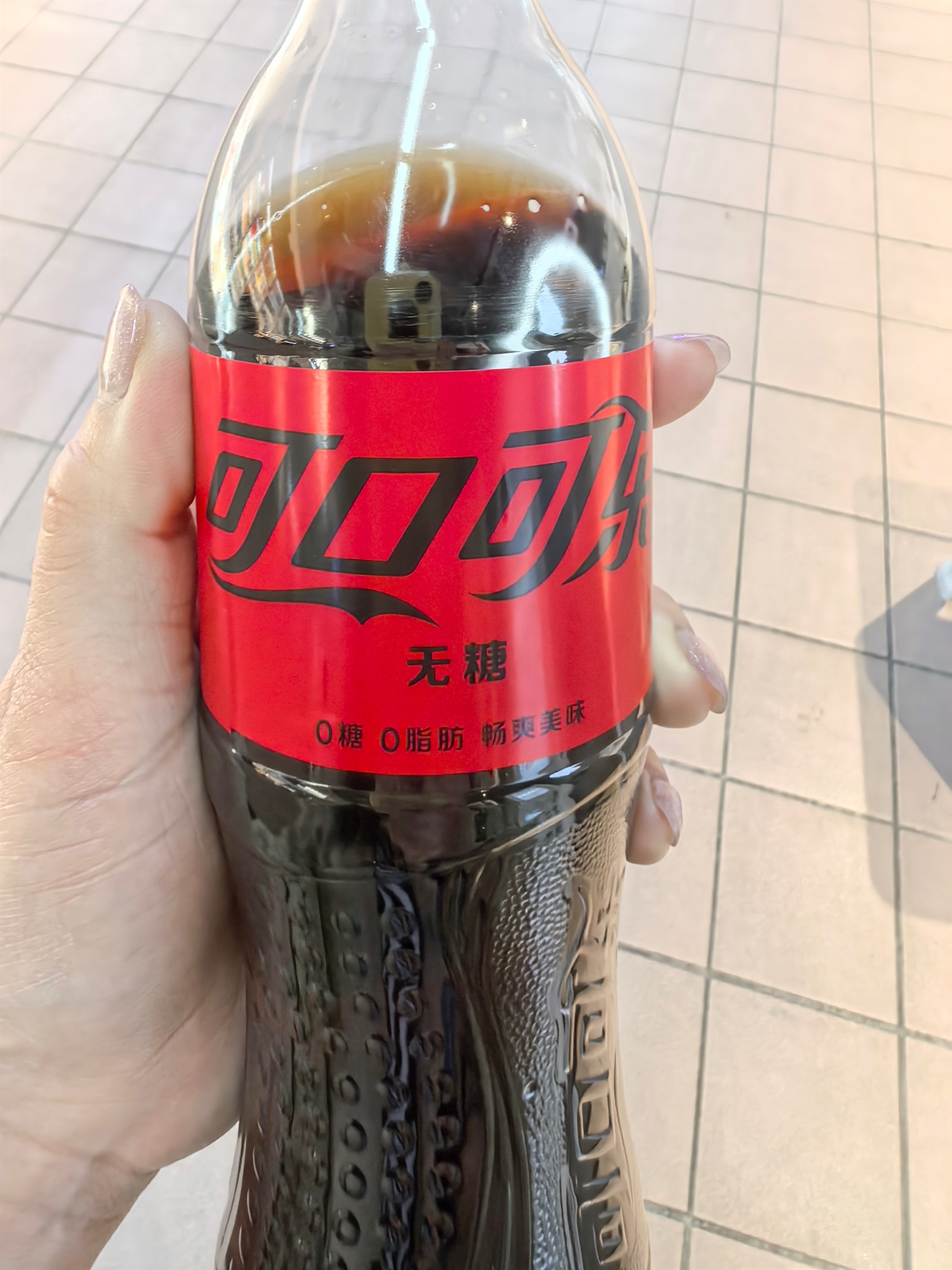 跟室友出门逛街问我喝啥 当然是可口可乐啦！这就是我以后出门必备的快乐小饮料