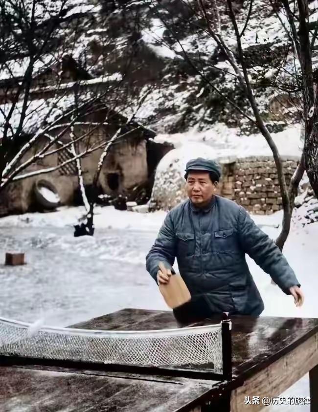 1946年延安雪地一幕：没有胶皮的光板球拍，藏着延安自力更生的底色
 
1946