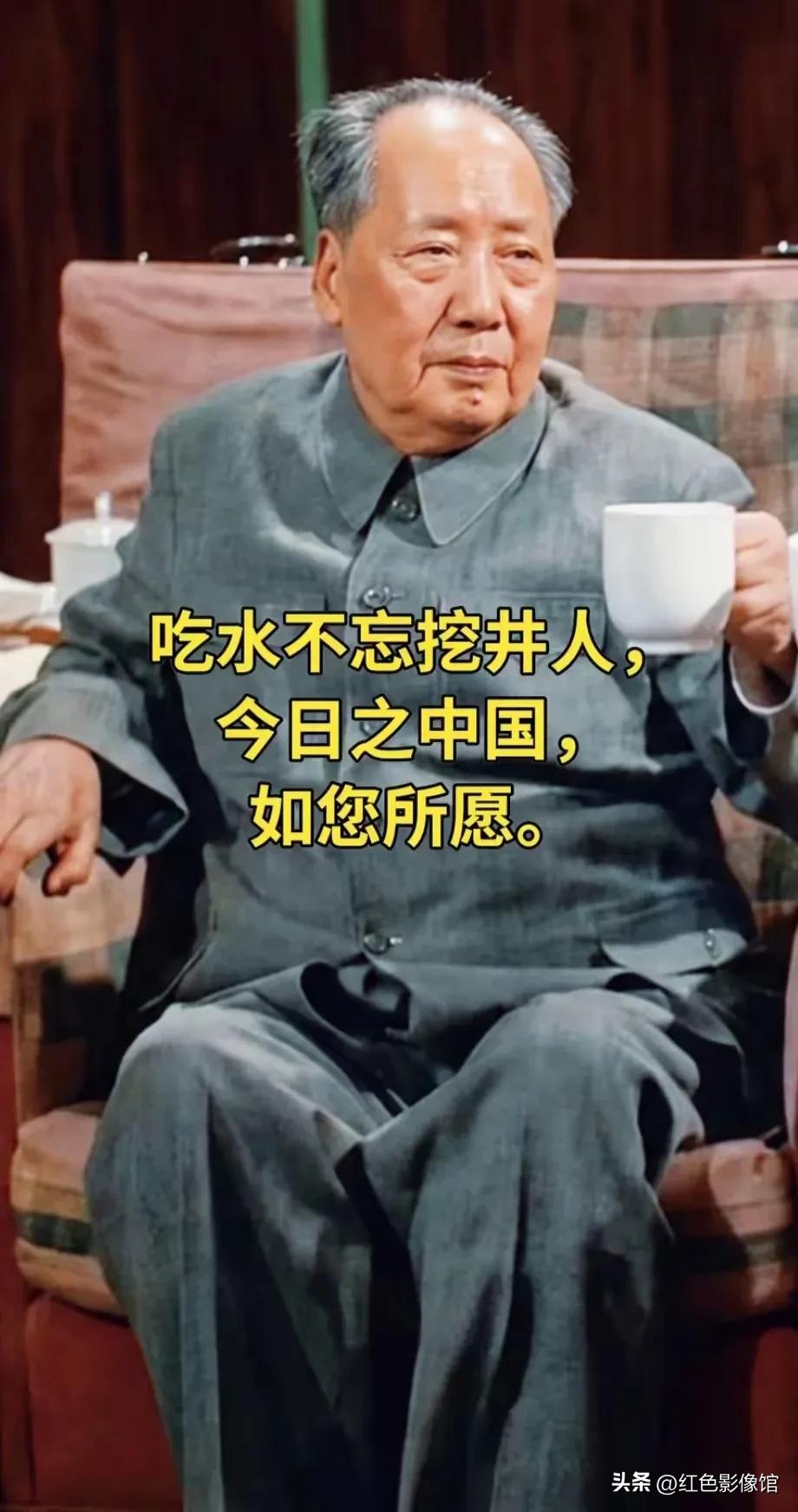 一个伟人，一个中国
风雨如晦的岁月里，
你擎起一束不灭星火。
以一身脊梁，扛起破