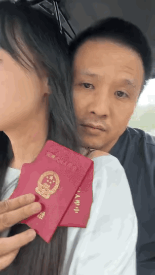 女孩和身后的中年男人共享一辆单车，女孩晒出两人的证件，老男人对她秀起了恩爱，女孩