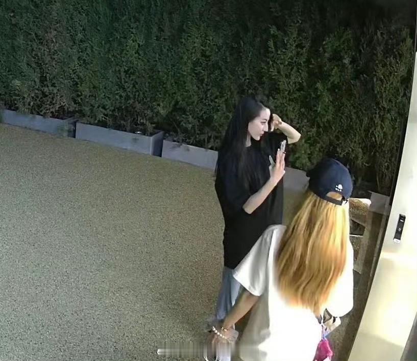 迪丽热巴偷偷打卡被监控拍到 监控下的小女孩 