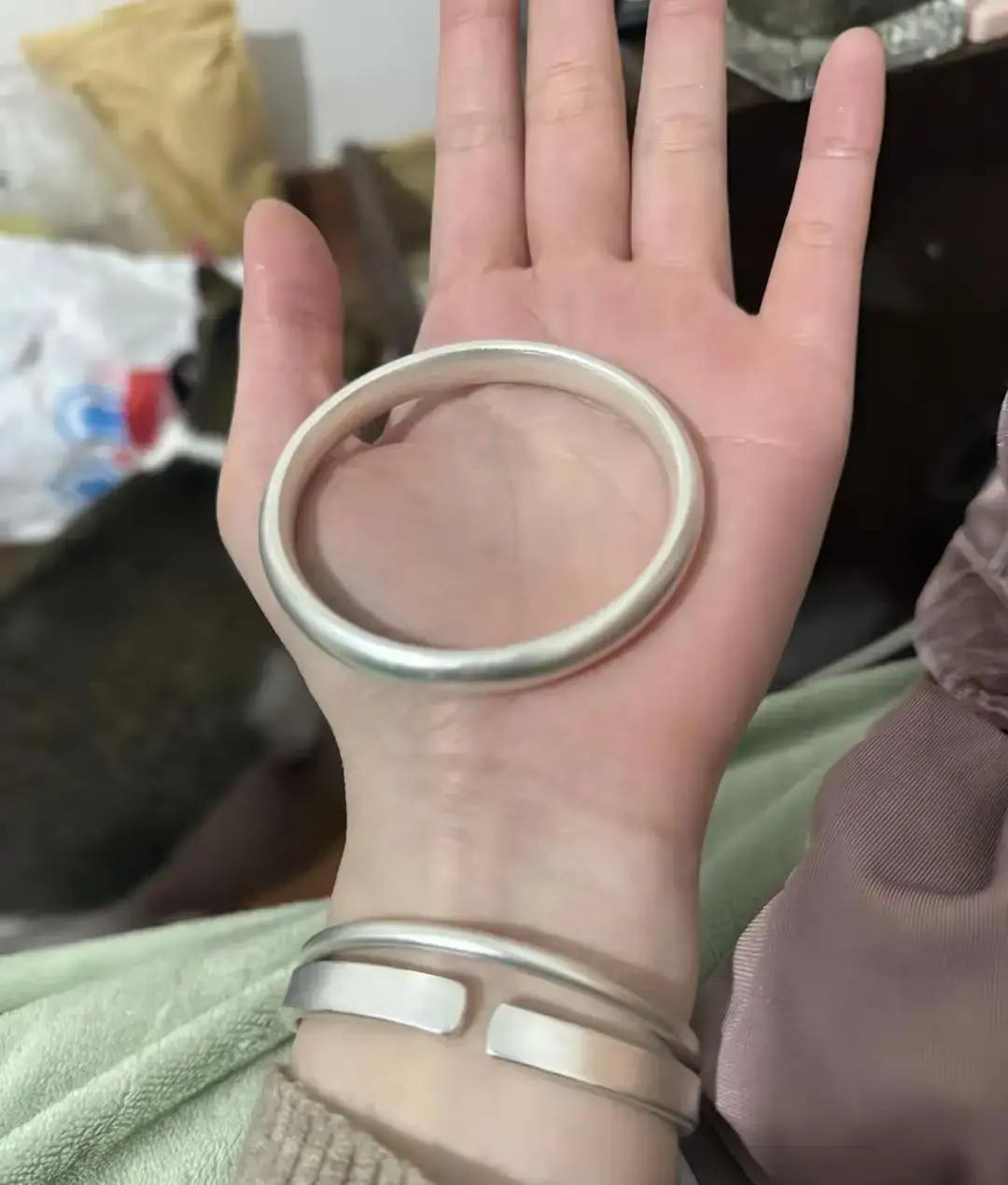 金价飙到六百多，我直接转身买了俩素圈银镯。

店员愣了一下，问我咋不咬咬牙上金。