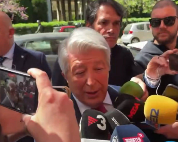 问：听说巴塞罗那对朱利安·阿尔瓦雷斯感兴趣，你能向我们保证阿尔瓦雷斯下赛季会留在