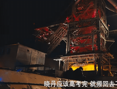 《岁月有情时》 9-10集预告:
严晓丹要回上海了，严晓丹爸爸找到张小满，希望他