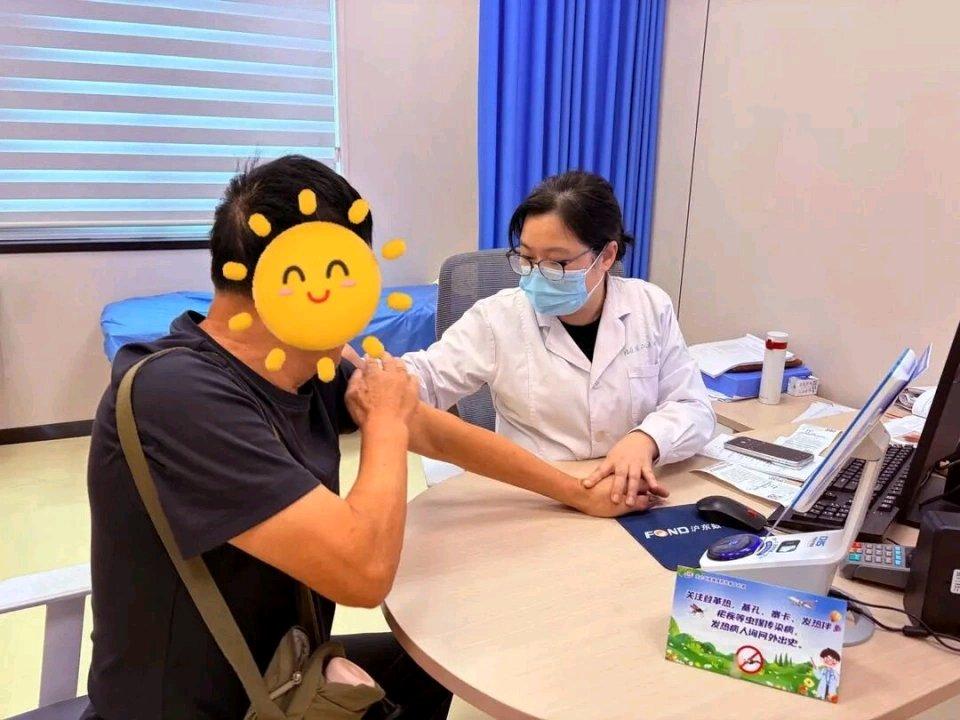 近日浙江北仑柴桥的水大伯可遭老罪了。5月下旬开始，他身上莫名瘙痒，起初只是半夜轻