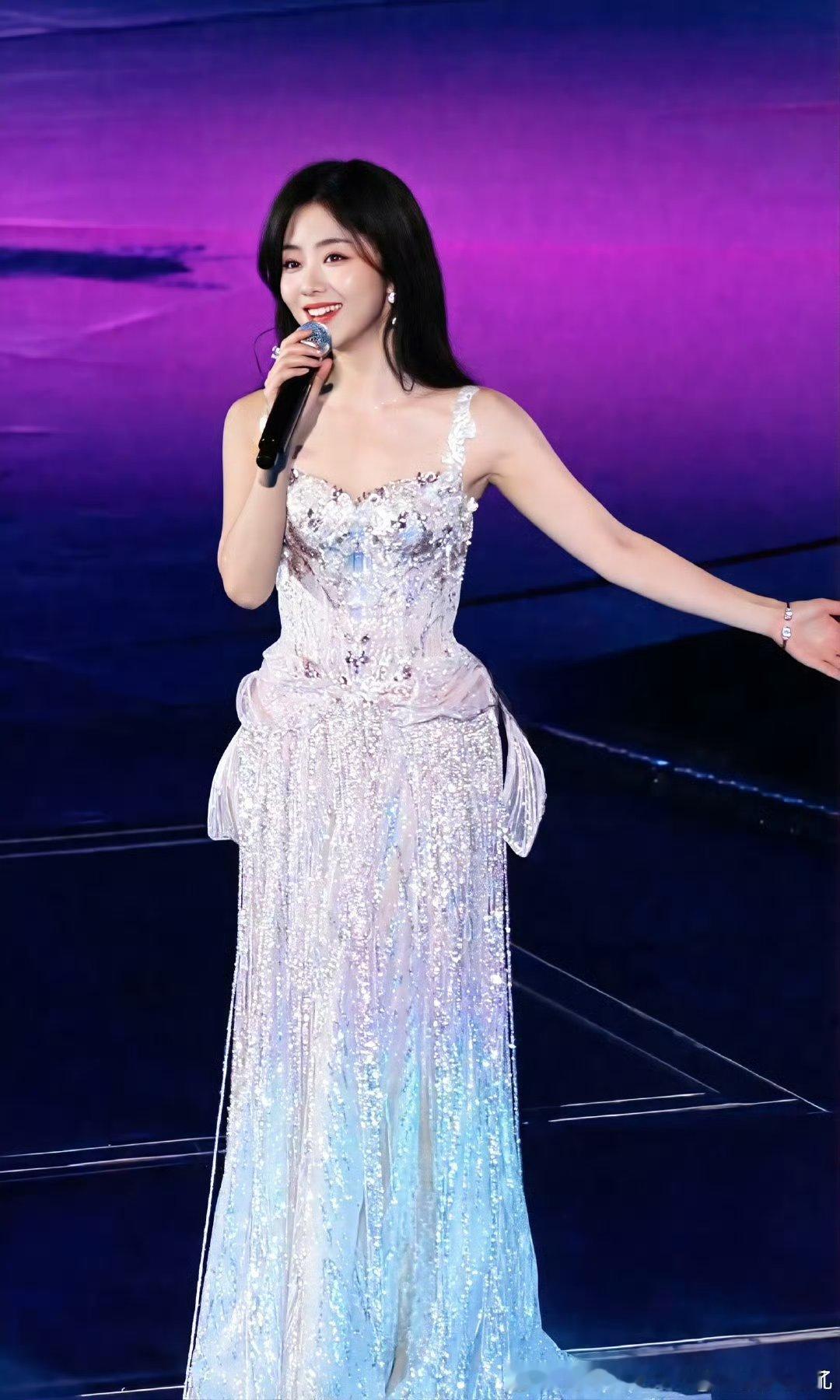 蛮衬矮妹身材的裙子显高挑、质感颜色也不错 