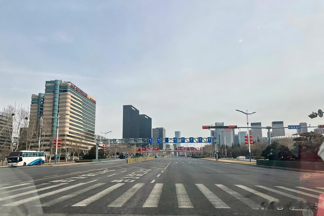 上班第一天，加班的继续加班，不加班的早早回到家。

昨天年后上班第一天，两个情况