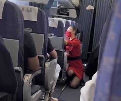碰了一下胳膊肘，就要逼得空姐下跪道歉？这位姓欧的乘客，这次算是结结实实踢到了铁板
