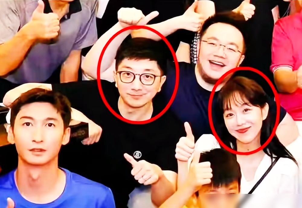 都说姜妍嫁了行长，当了阔太，我朋友却在非洲见她切菜切到手，血都流出来了。
 
那