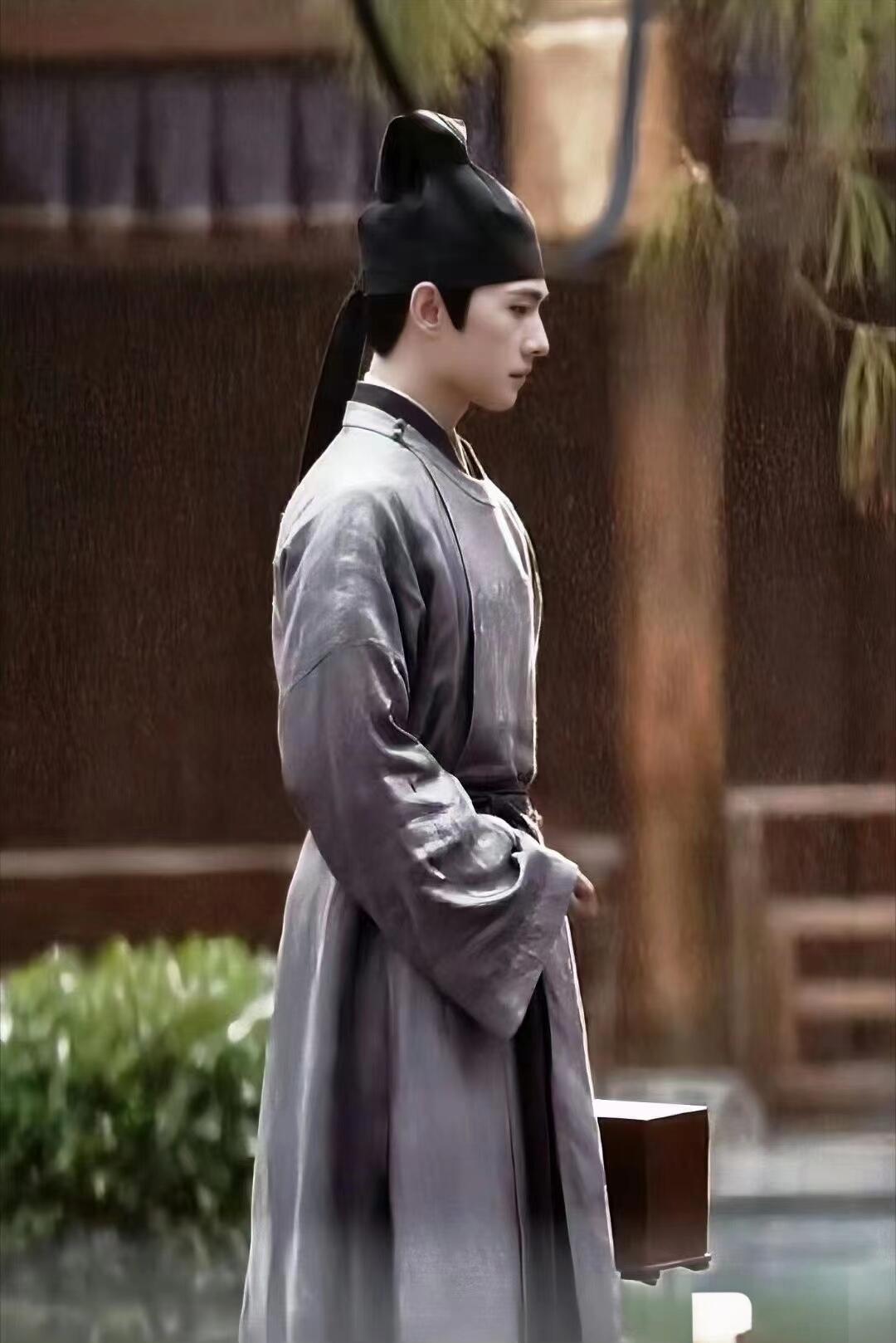 杨洋穿小厮衣服都贵气杨洋小厮造型好贵气救命！杨洋穿小厮衣服都自带贵气光环，哪怕是