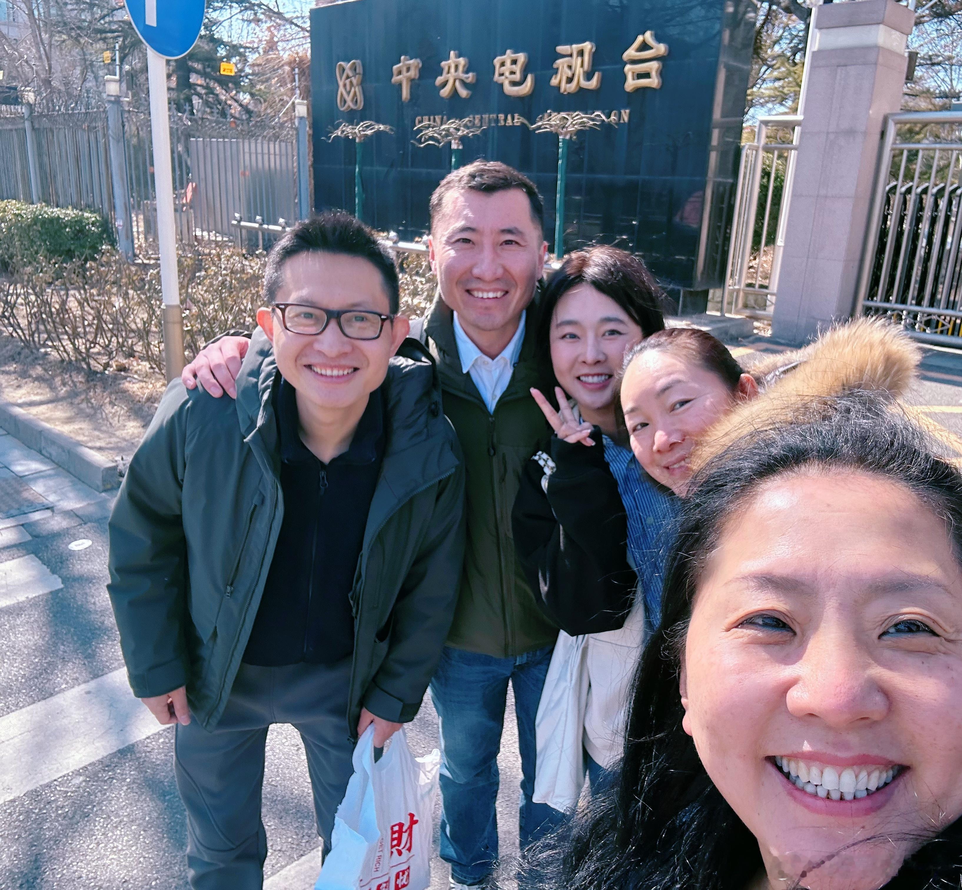 热爱生活的人，都能够活在当下、珍惜拥有。好梦~~~ ​​​