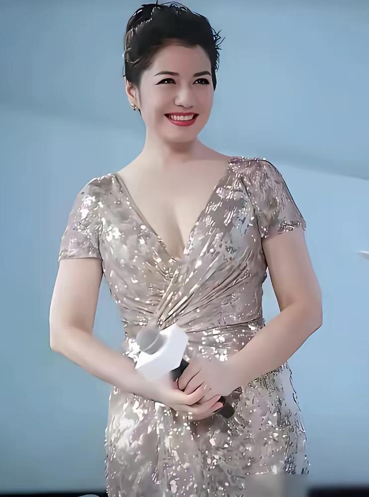 有人说，李绮红这选择是不是太傻了？放着好好的明星不做，嫁个外国人跑到加拿大穷乡僻