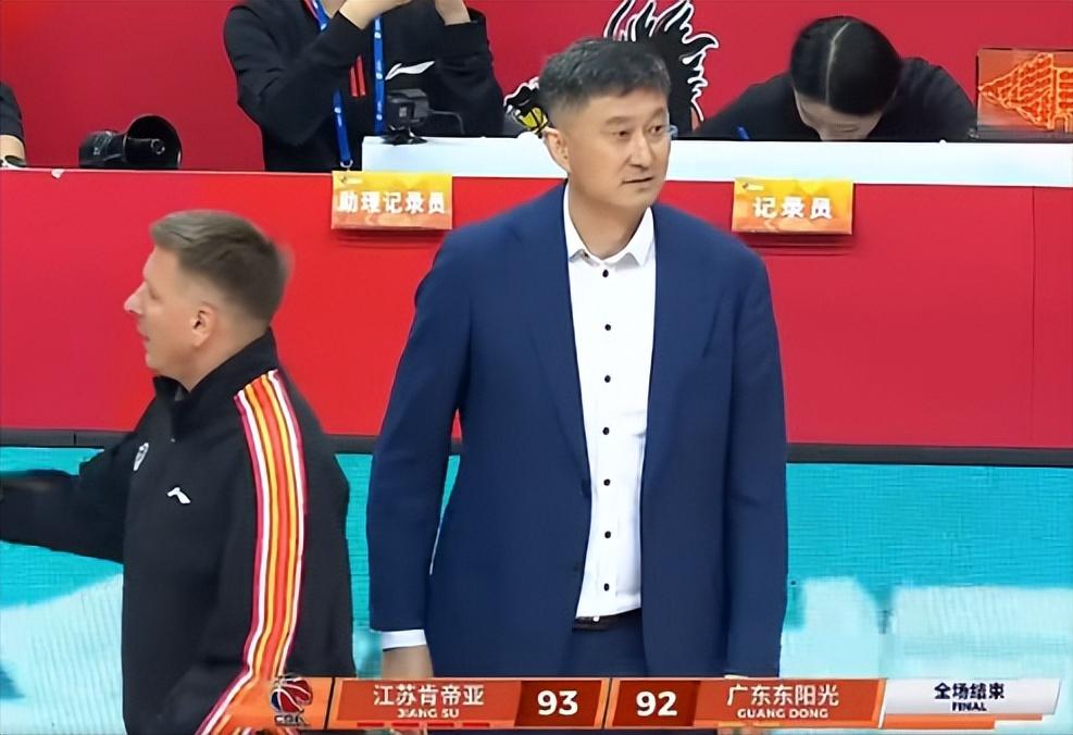 江苏教练员戏耍杜锋——
防守回合竟然换下大外援，
杜锋应该想不到。
北京时间 3