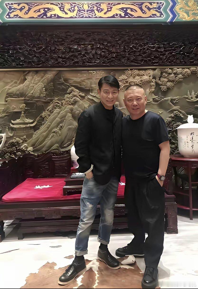 刘德华61年，郭德纲73年，刘德华刚好大郭德纲一轮，两人相差12岁，大家觉得谁年