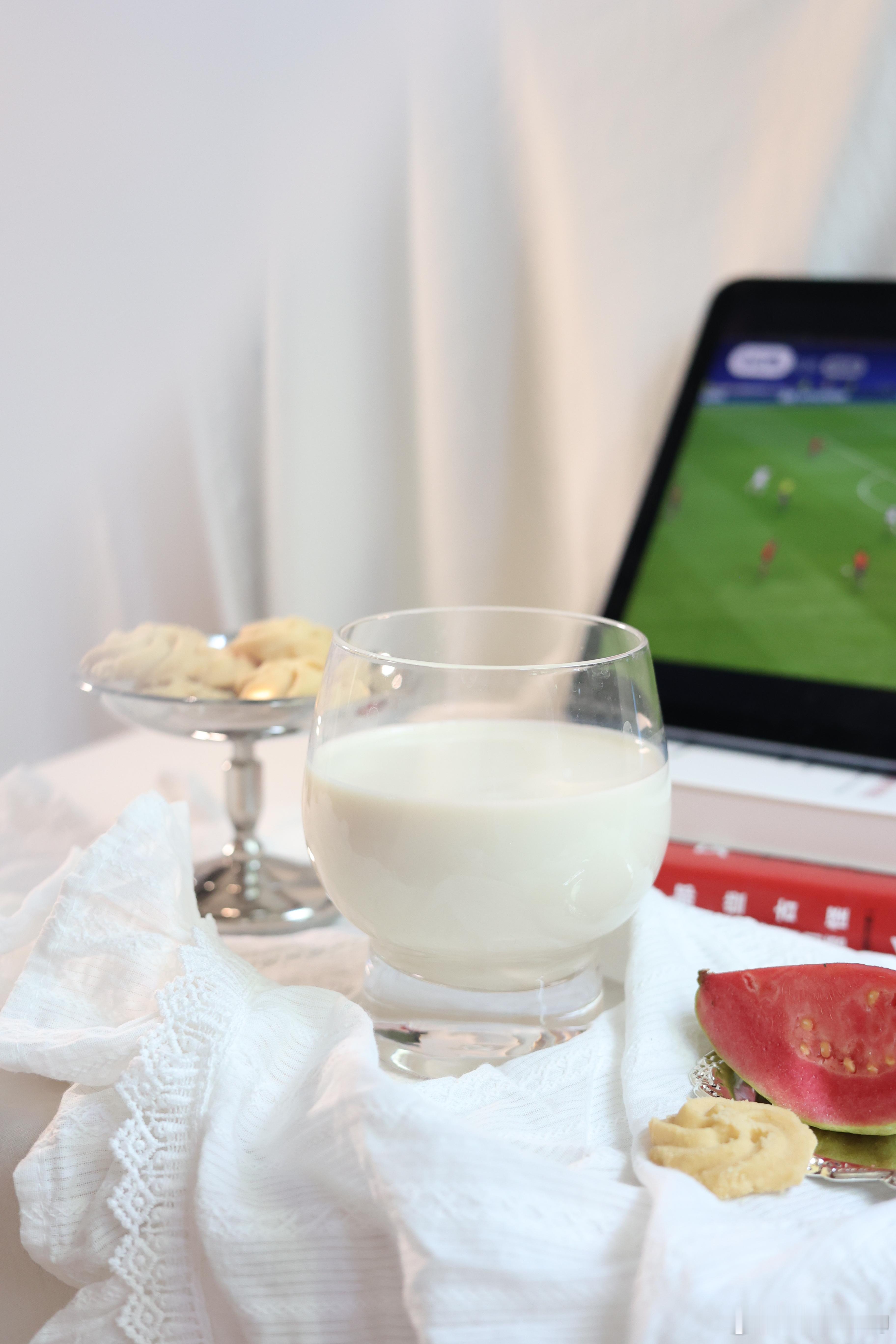 早八看球⚽️开启要强一天🔛今年的球赛，场场精彩，总有出其不意的惊喜🎉尤其是球