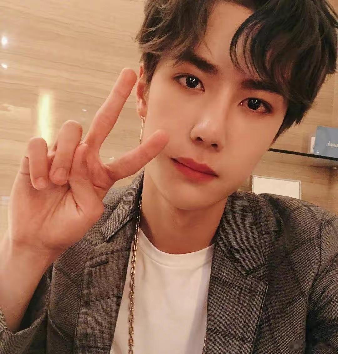 王一博晒爸爸的照片，意外打破整容谣言，原来是“投胎小能手”他的爸爸亲切而帅气的形