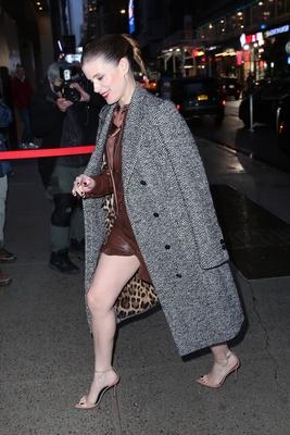 凯特·玛拉现身纽约街头 
穿棕色皮衬衫皮裤配灰色粗花呢大衣
气质优雅，时尚性感