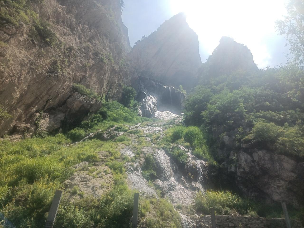 我认为是。高考是人生最重要的事情。是一个少年走向成年重要的分界线。能否考个好大学