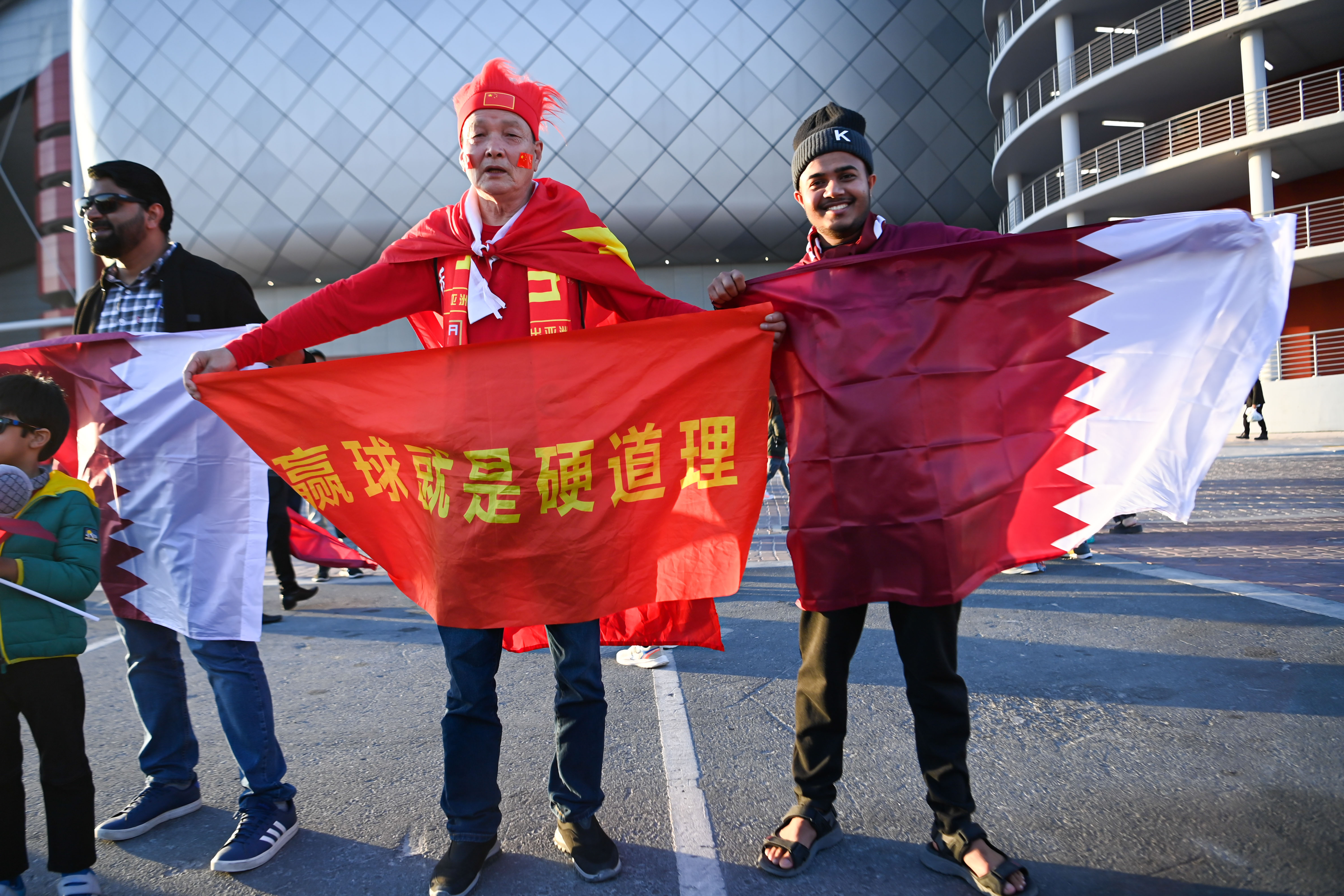 #国足vs卡塔尔##卡塔尔亚洲杯# 球迷现场为国足助威！！！这场赢下来！ ​​​