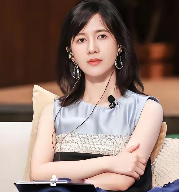 papi酱这个人，你真不能细看。
因为一细看，越仔细看越觉得她活得是真清醒。
