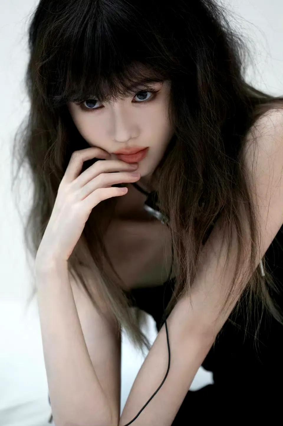 鞠婧祎LV黑色长裙