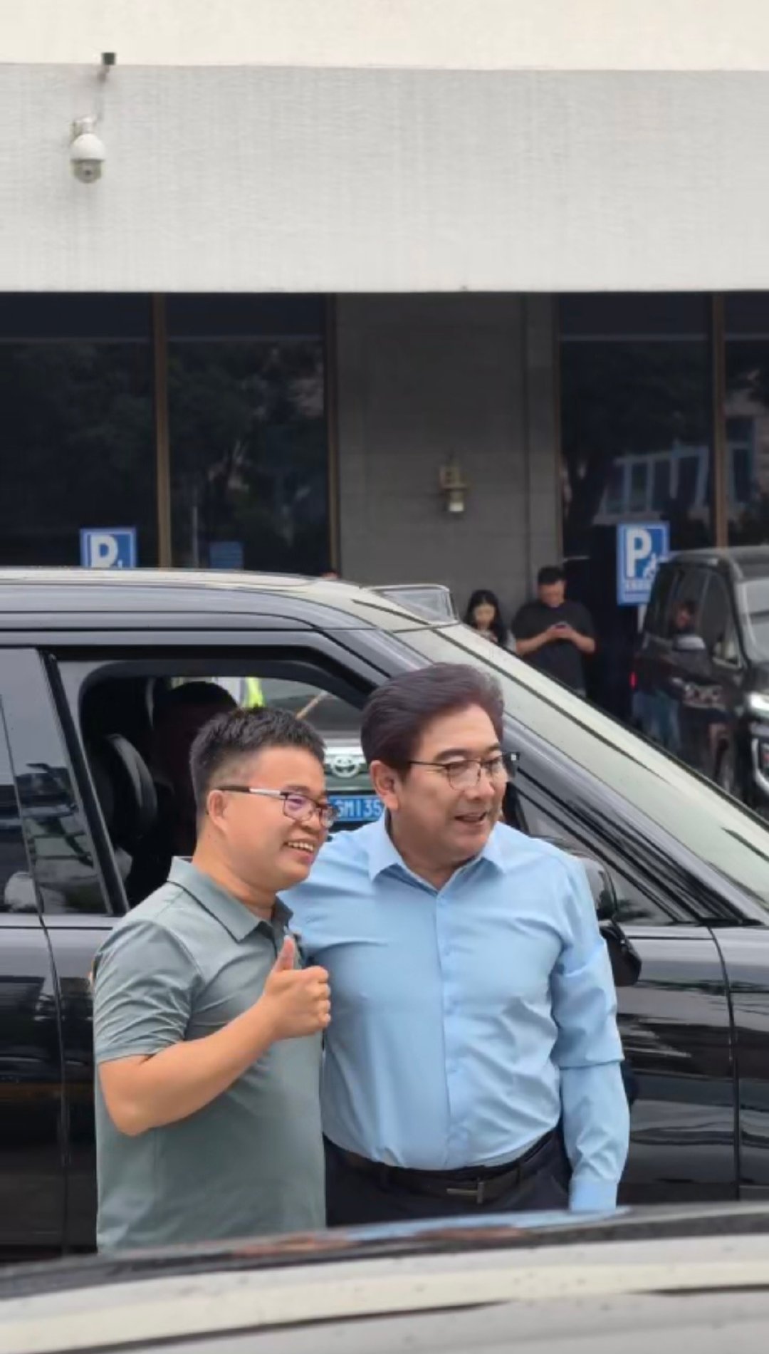 网友北京偶遇水均益排队充电据媒体报道，日前，有网友在北京的充电站偶遇水均益排队充
