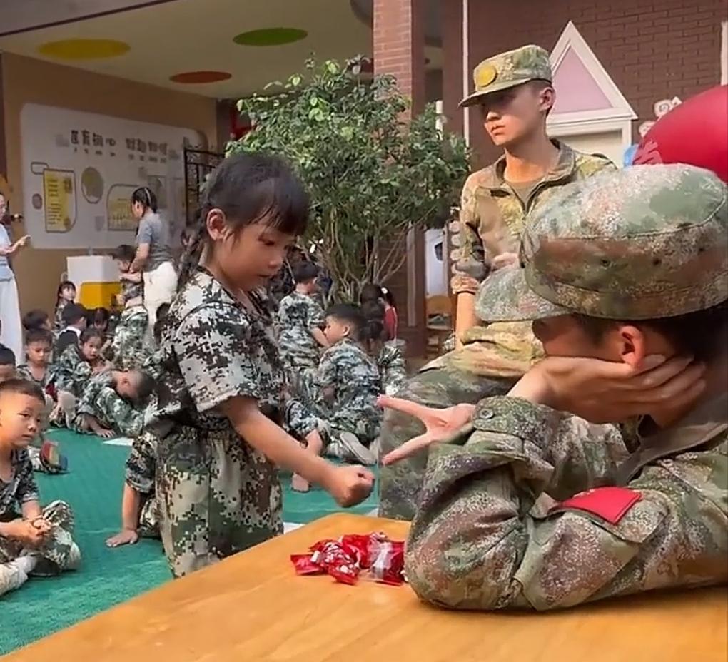 小姑娘和教官都火了！

猜拳五连胜的概率是多少，大家可以自己去查，周星驰当年连赢