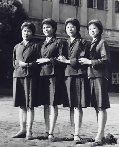 过去的时光难忘怀，那是夏日里我们一起当兵的四姐妹…
女兵旧时光 部队姐妹花 四姐