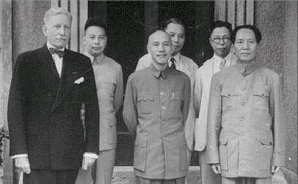 在重庆开会时，蒋介石提出让毛泽东担任省长。毛泽东平静地问道：“委员长要我担任哪个