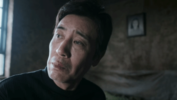 于和伟被于和伟的世纪回眸戳中了 有观众说，在电影《森中有林》中，“用一只眼睛演出