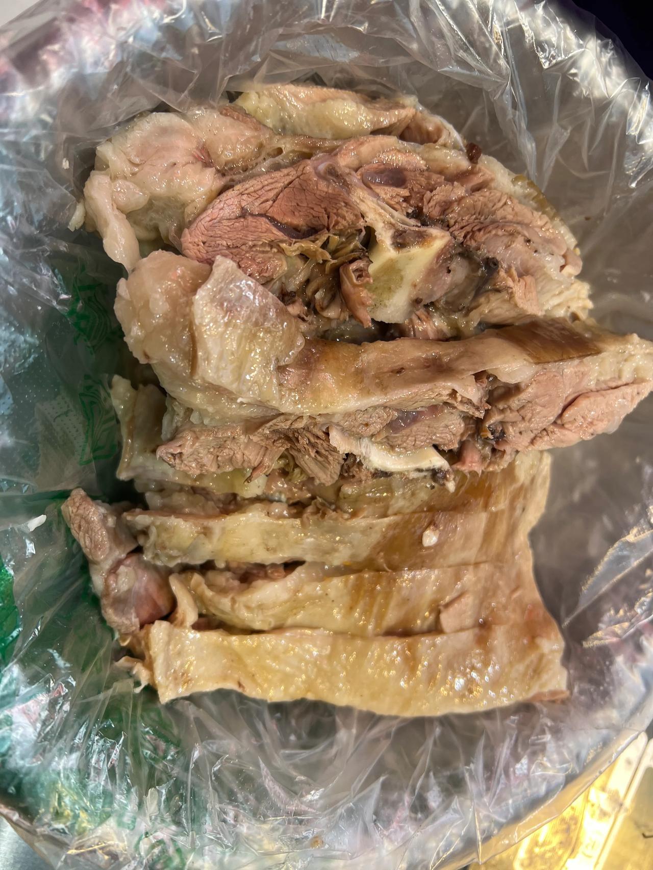 兰州不仅仅牛肉面很优秀，而且手抓羊肉也很哇塞，鲜新鲜的羊现煮的手抓羊肉太香了，一