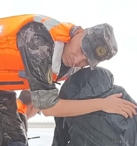 8月25日，广西崇左市宁明县，人民子弟兵救援转移途中突降暴雨，武警官兵以身为伞，