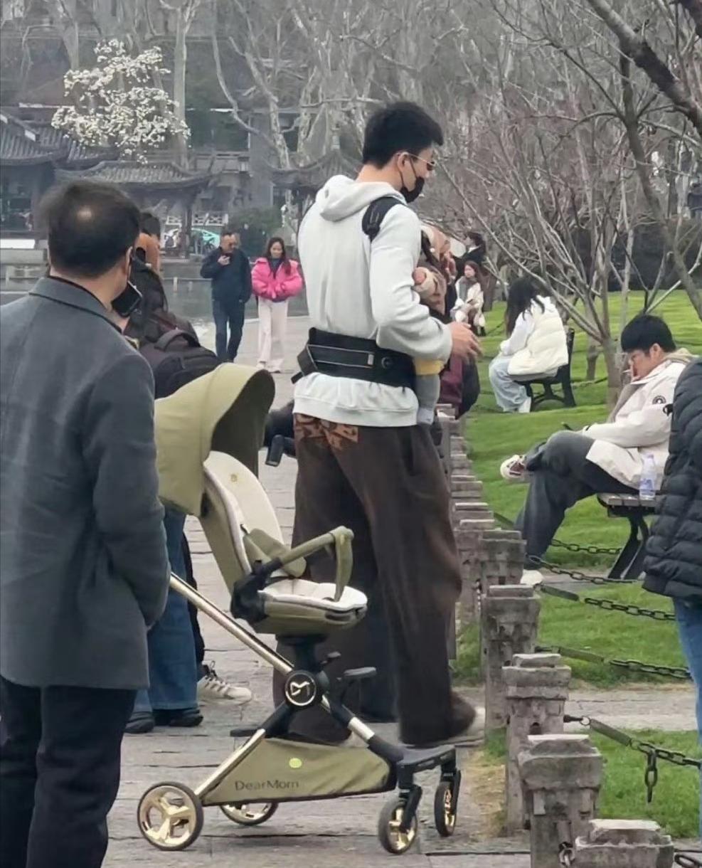 张镇麟也当爸爸了，看张镇麟肚兜中宝宝的样子，应该是比付豪先当的爹啊！付豪前些日子