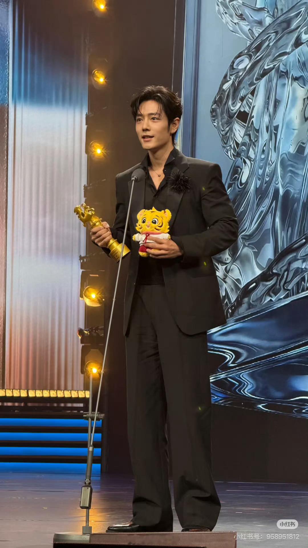 肖战大影节获奖泪目肖战听倪萍介绍自己泪目倪萍老师话音未落，你眼里的泪光先到了。这