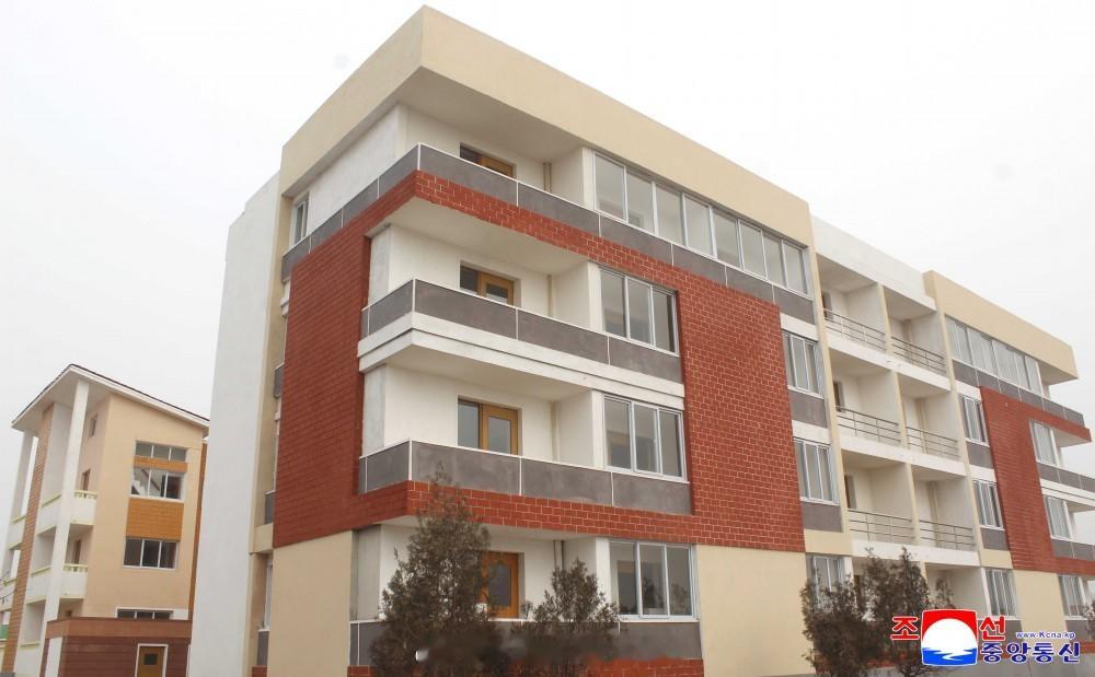 【黄海北道农村经济委员会万金温室农场和平安南道北仓郡渊流农场、南上农场喜乔迁】朝