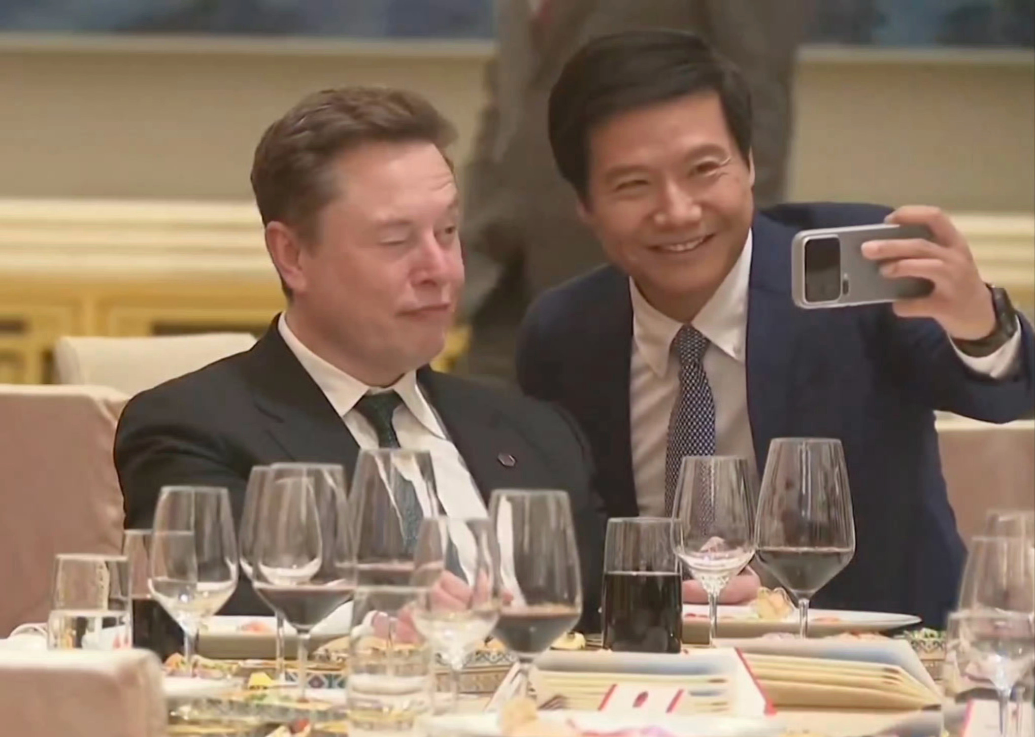 雷军和库克分别去和马斯克合影雷军开心的像个小迷弟，马斯克脸有点红，好像喝嗨了查了