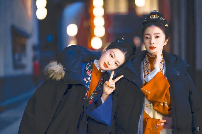 胡冰卿替李嘉鑫在线求复活喷雾  剧里剧外都是姐妹情深，胡冰卿在线求复活喷雾，看来