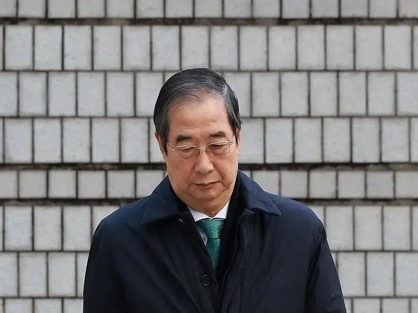 11月23日韩联社报道，韩国前国务总理韩德洙涉嫌内乱主谋协助等罪名的审判已进入收