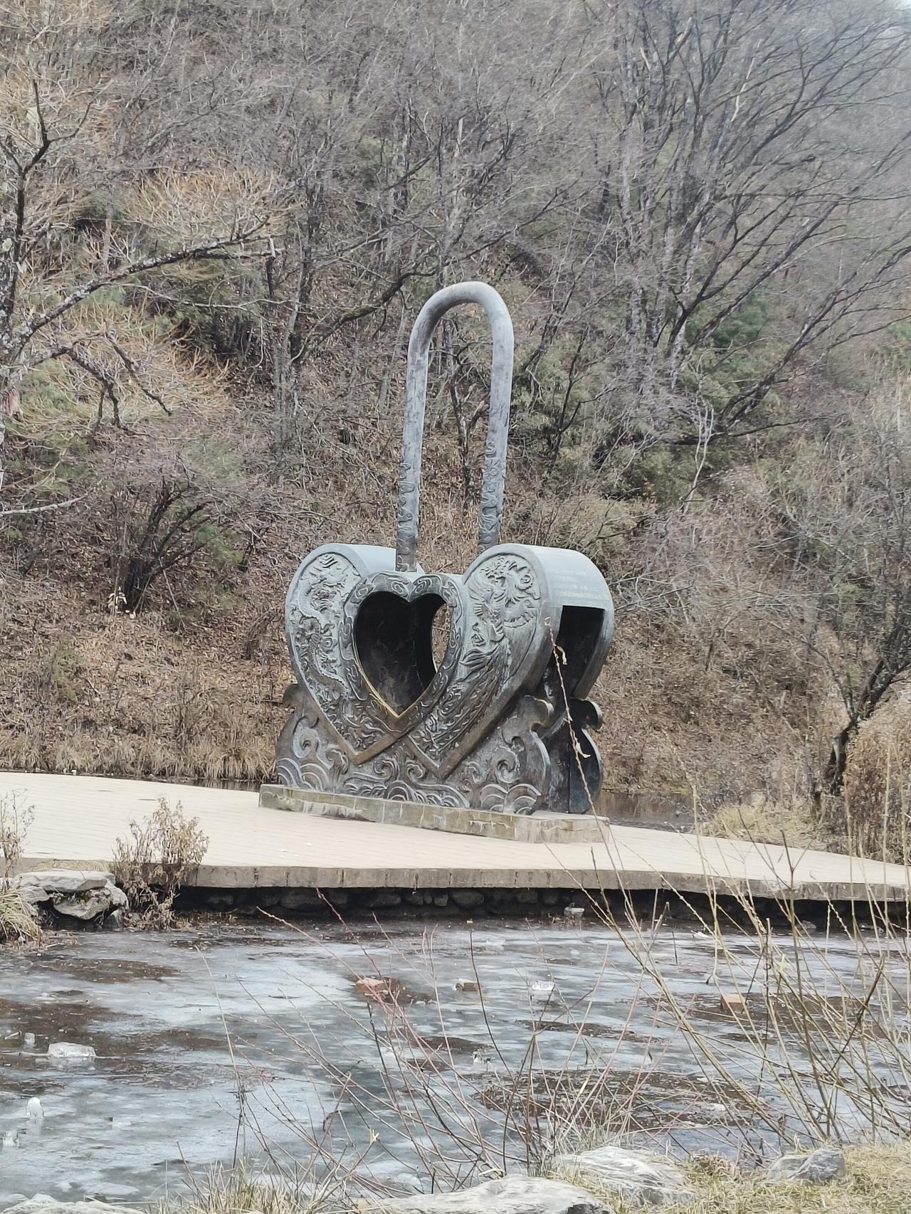 心锁
｜椛尘埃

空山寂静
我以为关于爱的情事
今生难企及
哪怕用质地坚硬的铁